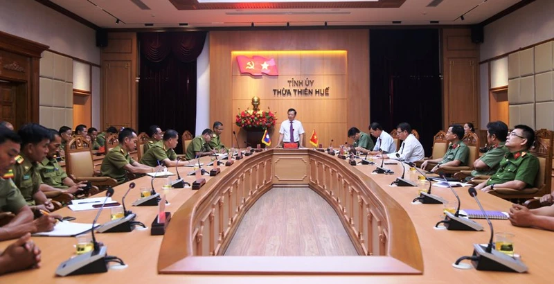Đoàn công tác của Công an 2 tỉnh Salavan và Sekong (nước bạn Lào) đã đến chào xã giao lãnh đạo Thường trực Tỉnh ủy Thừa Thiên Huế.