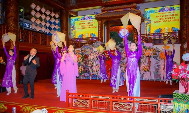 Tiết mục văn nghệ chào mừng của Đoàn nghệ thuật truyền thống Huế.