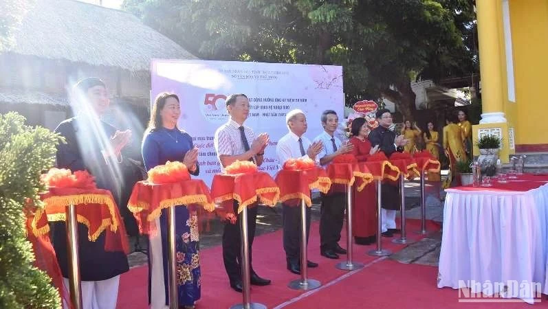 Các đồng chí lãnh đạo Thường trực Tỉnh ủy, Hội đồng nhân dân, Ủy ban nhân dân tỉnh và Thành phố Huế cùng các ban, ngành cắt băng khai mạc không gian trưng bày, triển lãm.