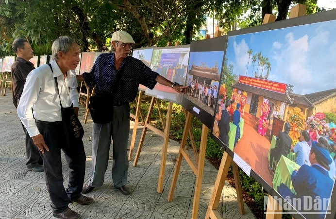 Triển lãm trưng bày 60 bức ảnh theo dòng chảy thời gian.