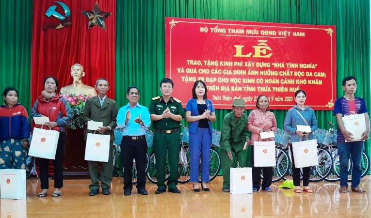 Thừa ủy quyền của Thiếu tướng Phạm Trường Sơn, Ban chỉ huy Quân sự huyện A Lưới cùng các đơn vị tặng quà cho thân nhân các gia đình nạn nhân bị nhiễm chất độc da cam/dioxin trên địa bàn.