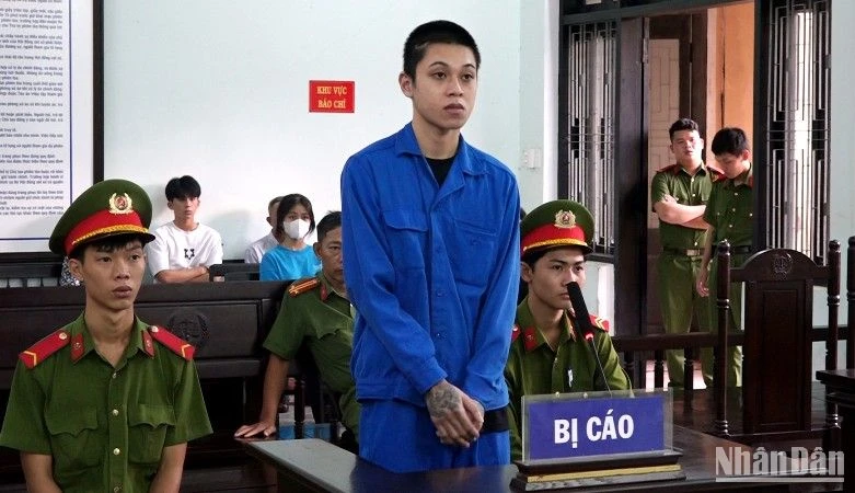 Bị cáo Dương Ron trước phiên tòa.
