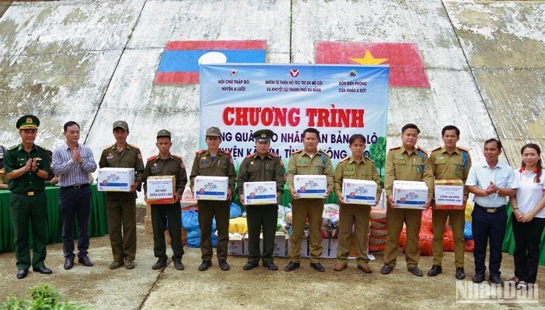 Đại diện các đơn vị tặng quà cho Đồn công an Tà Vàng và Đại đội Bảo vệ biên giới 531. (Ảnh: Võ Tiến)