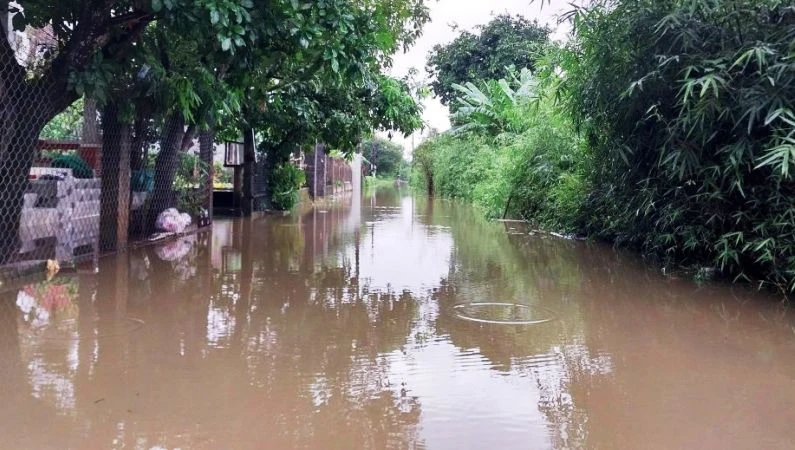 Mưa lớn liên tục trong 2 ngày qua khiến nhiều tuyến đường vùng thấp trũng tại Thừa Thiên Huế bị chia cắt cục bộ.