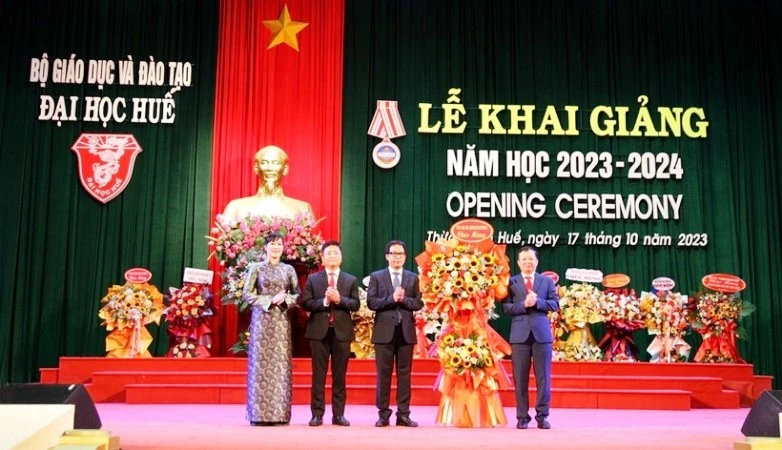 Đồng chí Lê Trường Lưu, Ủy viên Trung ương Đảng, Bí thư Tỉnh ủy, Chủ tịch Hội đồng nhân dân tỉnh, Trưởng đoàn đại biểu Quốc hội tỉnh tặng hoa chúc mừng Đại học Huế tại lễ khai giảng.