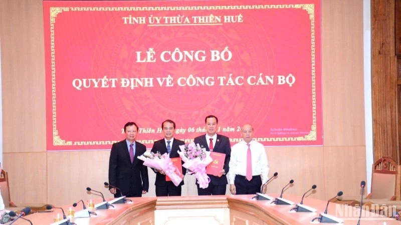 Đồng chí Bí thư Tỉnh ủy Lê Trường Lưu cùng Phó Bí thư Thường trực Tỉnh ủy Phan Ngọc Thọ trao Quyết định và tặng hoa chúc mừng các cá nhân.