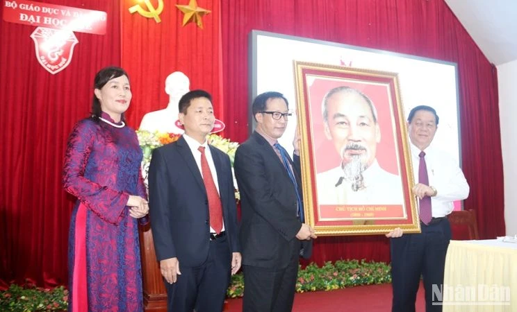 Trưởng ban Tuyên giáo Trung ương Nguyễn Trọng Nghĩa tặng bức ảnh chân dung Chủ tịch Hồ Chí Minh cho Đại học Huế.