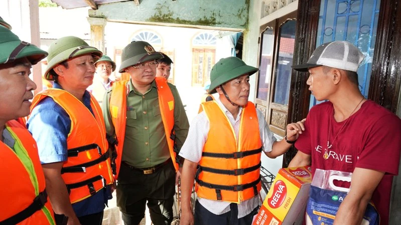 Lãnh đạo tỉnh Thừa Thiên Huế vào vùng ngập lụt thăm hỏi, tặng quà động viên người dân.