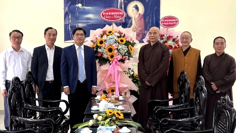 Đồng chí Nguyễn Chí Tài Tặng hoa chúc mừng đến Học viện Phật giáo Việt Nam tại Huế. (Ảnh: TB)