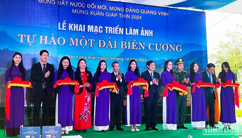Các đại biểu cắt băng khai mạc Triển lãm ảnh “Tự hào một dải biên cương” năm 2023.