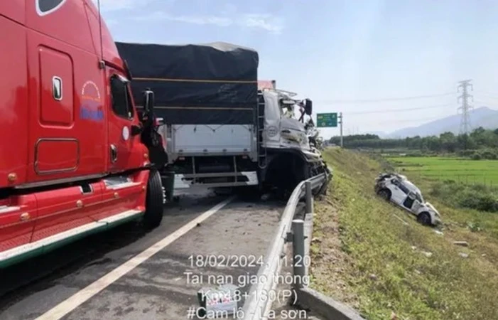 Vụ tai nạn liên hoàn trên cao tốc Cam Lộ - La Sơn, ô-tô con lao xuống vực. (ảnh: CTV)