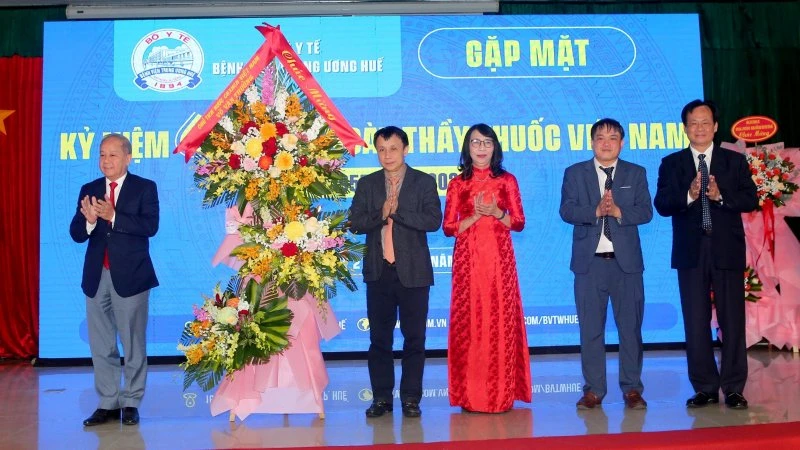 Phó Bí thư Thường trực Tỉnh ủy Thừa Thiên Huế Phan Ngọc Thọ thừa ủy quyền của Chủ tịch nước trao lẵng hoa chúc mừng của Chủ tịch nước Võ Văn Thưởng tới Bệnh viện Trung ương Huế.
