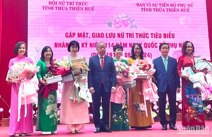 Lãnh đạo Thường trực Tỉnh ủy và Ủy ban nhân dân tặng hoa cho các nữ trí thức tiêu biểu
