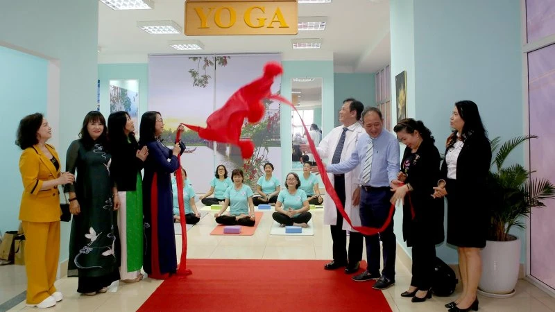 Câu lạc bộ yoga dành cho nữ bệnh nhân ung thư mắt đúng vào dịp kỷ niệm Ngày Quốc tế phụ nữ 8/3.