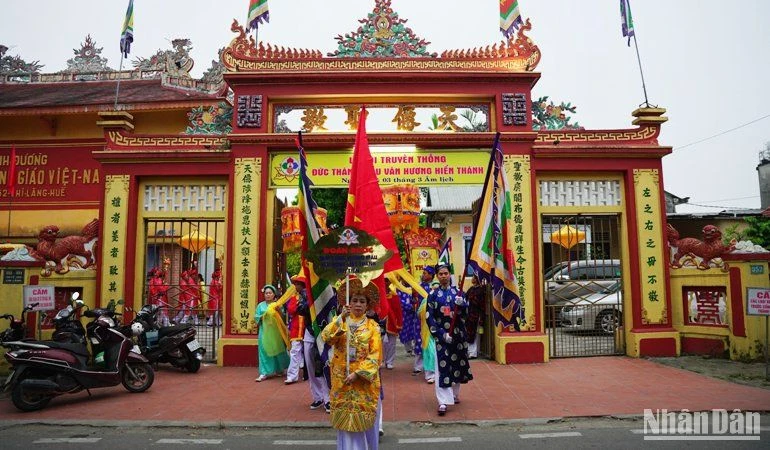 Đoàn cung nghênh Thánh Mẫu bằng đường bộ từ Thánh đường Thiên Tiên Thánh giáo (352 Chi Lăng) lên Nghinh Lương Đình.