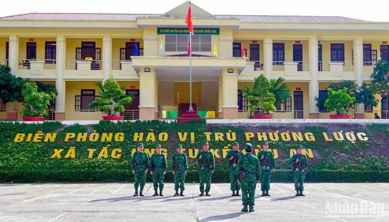 Kiểm tra quy trình tiến hành các bước tuần tra tại Đồn Biên phòng cửa khẩu Hồng Vân. (Ảnh: Võ Tiến)
