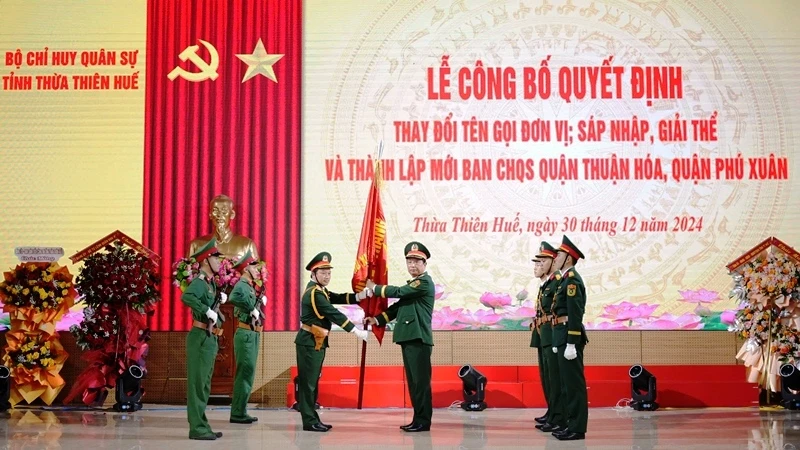 Thừa ủy quyền của Bộ Quốc phòng, Trung tướng Hà Thọ Bình, Tư lệnh Quân Khu 4 trao Quân kỳ Quyết thắng cho Ban Chỉ huy Quân sự quận Phú Xuân thuộc Bộ Chỉ huy Quân sự thành phố Huế.