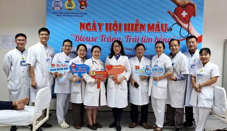 Công đoàn cùng Đoàn thanh niên Hồ Chí Minh của Bệnh viện Trung ương Huế tổ chức ngày hội hiến máu tình nguyện “Blouse trắng, trái tim hồng”.