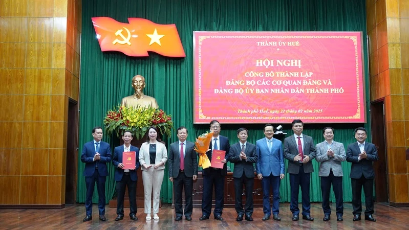 Công bố quyết định thành lập Đảng bộ các cơ quan Đảng nhiệm kỳ 2020-2025.