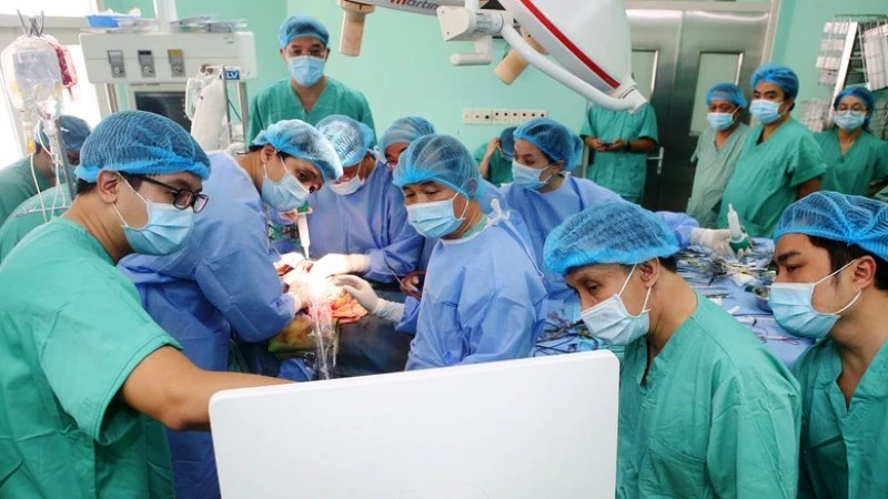 Đội ngũ y bác sĩ của Bệnh viện Trung ương Huế đã lập nên nhiều kỷ lục về ghép tạng, cứu sống nhiều bệnh nhân. (ảnh: Th. Hiển)