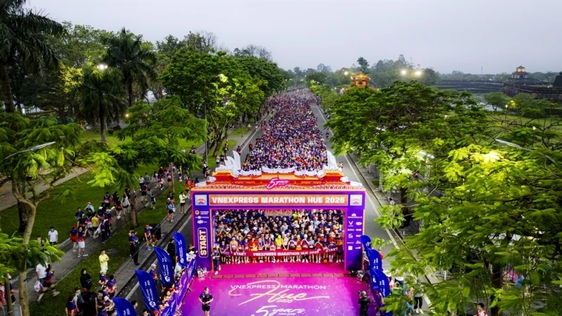 Khởi động và xuất phát cự ly Full Marathon cũng như chính thức bắt đầu giải chạy mùa thứ 5 của VnExpress Marathon Huế 2025.