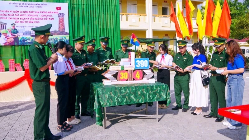 Không gian Ngày sách tại Tiểu đoàn Huấn luyện-Cơ động.