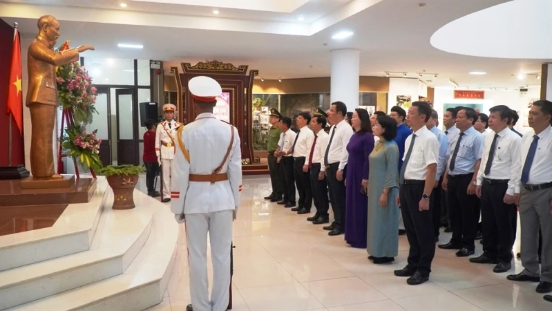 Lãnh đạo thành phố Huế dâng hoa và dành một phút mặc niệm để nhớ đến công lao của Người.