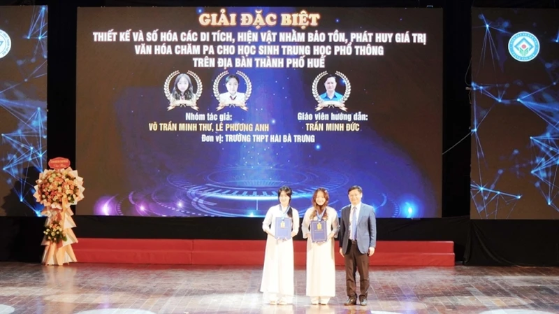 Lần đầu tiên, Ban tổ chức Cuộc thi đã trao tặng giải Đặc biệt cho nhóm tác giả có đề tài xuất sắc tại cuộc thi năm nay.