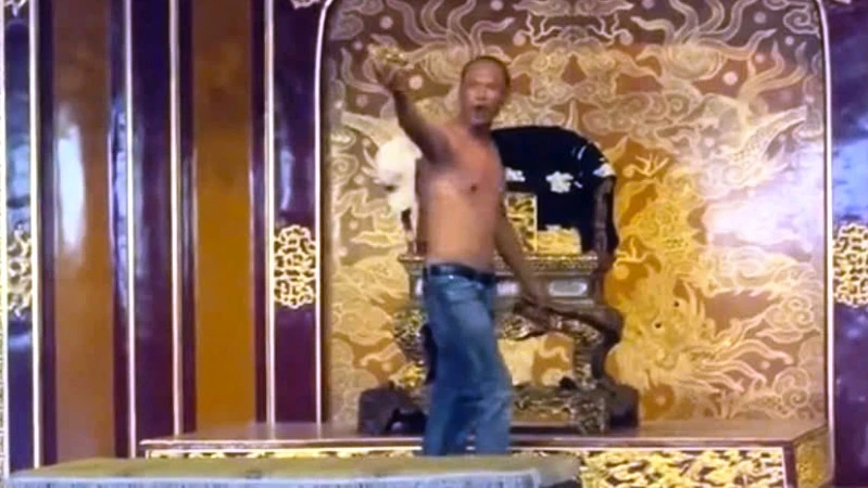 Đối tượng có biểu hiện loạn thần đập phá tay ngai, gây hư hỏng ngai vua triều Nguyễn - Bảo vật quốc gia. 