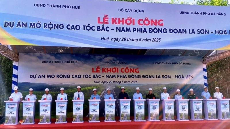 Lễ khởi công Dự án mở rộng cao tốc bắc-nam phía đông đoạn La Sơn-Hòa Liên.
