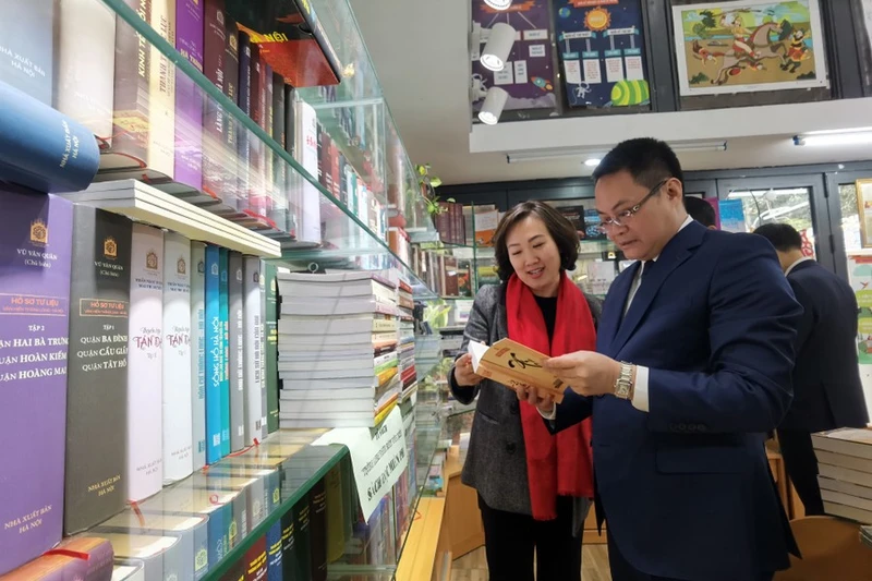 Các đại biểu tham quan phố sách.
