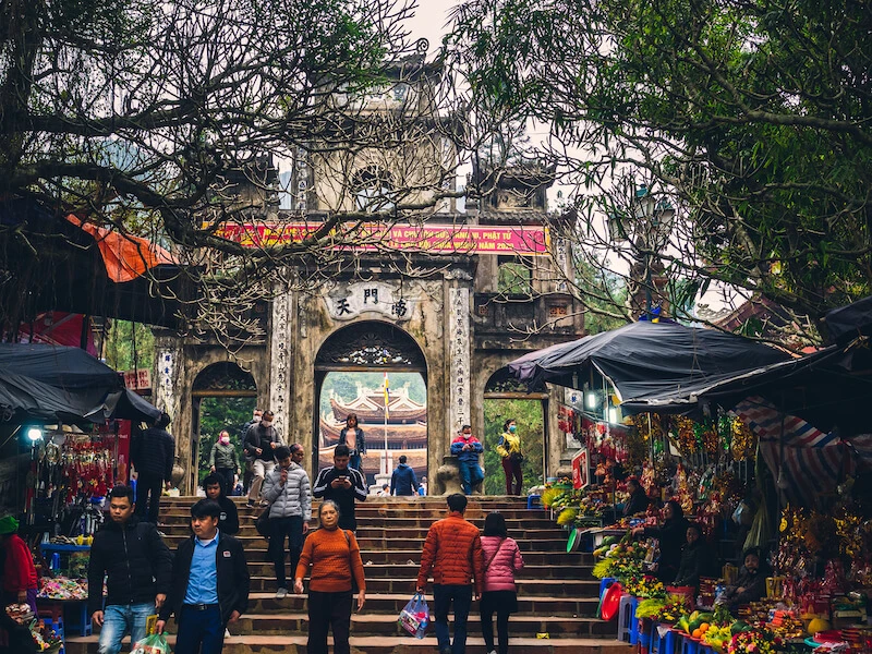 Lễ hội chùa Hương thu hút đông người tham gia và cũng tiềm ẩn nguy cơ phát sinh những vấn đề tiêu cực.