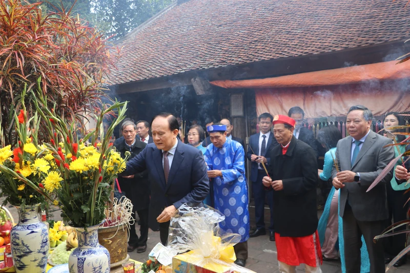 Lãnh đạo thành phố Hà Nội dâng hương tưởng nhớ Bố Cái Đại Vương Phùng Hưng.