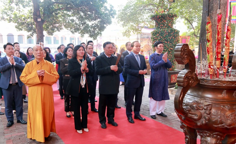 Bí thư Thành ủy Hà Nội Đinh Tiến Dũng cùng lãnh đạo thành phố Hà Nội dâng hương tưởng nhớ công đức các bậc tiên đế hiền tài.