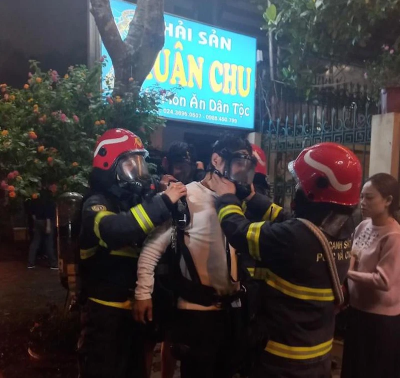 Lực lượng chức năng giải cứu nạn nhân vụ cháy.