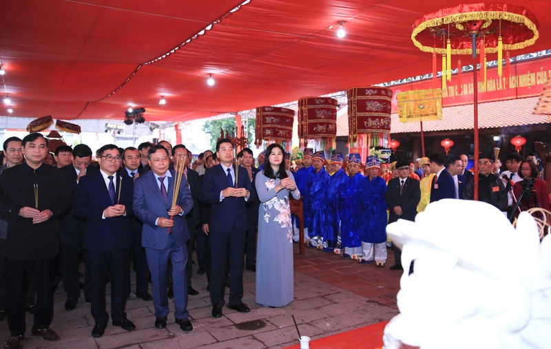 Phó Bí thư Thành ủy Hà Nội Nguyễn Văn Phong dâng hương tưởng nhớ Đức Thánh Chử Đồng Tử.