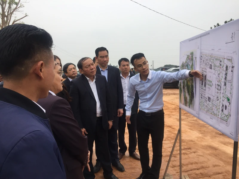Bộ trưởng Văn hóa, Thể thao và Du lịch Nguyễn Văn Hùng nghe giới thiệu về dự án Khu lưu niệm danh nhân Nguyễn Trãi tại xã Nhị Khê, huyện Thường Tín, Hà Nội.