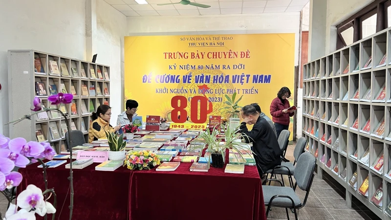 Độc giả đến nghiên cứu, tìm hiểu tại trưng bày.