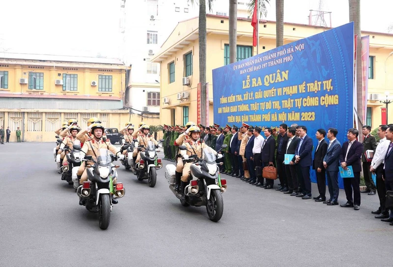 Lực lượng chức năng thành phố Hà Nội ra quân tổng kiểm tra, xử lý các vi phạm về giao thông và trật tự đô thị.
