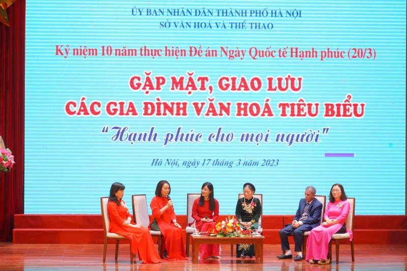 Các gia đình văn hóa tiêu biểu chia sẻ kinh nghiệm về xây dựng gia đình hạnh phúc.