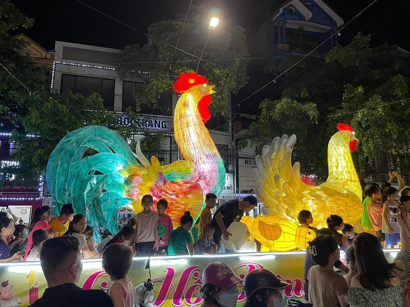 Các hoạt động tại phố đi bộ quanh Thành cổ Sơn Tây thu hút khách tham quan.