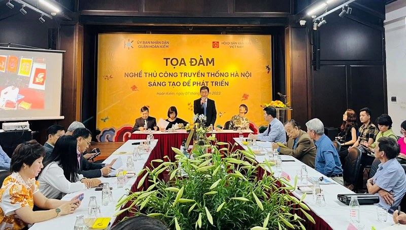 Các đại biểu trao đổi về những giải pháp đổi mới, phát huy giá trị nghề thủ công truyền thống.