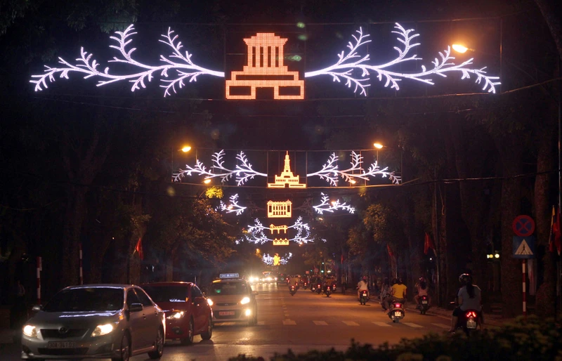 Trang trí ánh sáng thành phố Hà Nội được đánh giá là hài hoà giữa truyền thống và hiện đại.