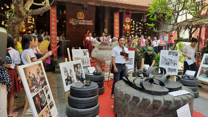 Giới thiệu về sự ra đời của đôi dép Bác Hồ trong không gian đình Kim Ngân.