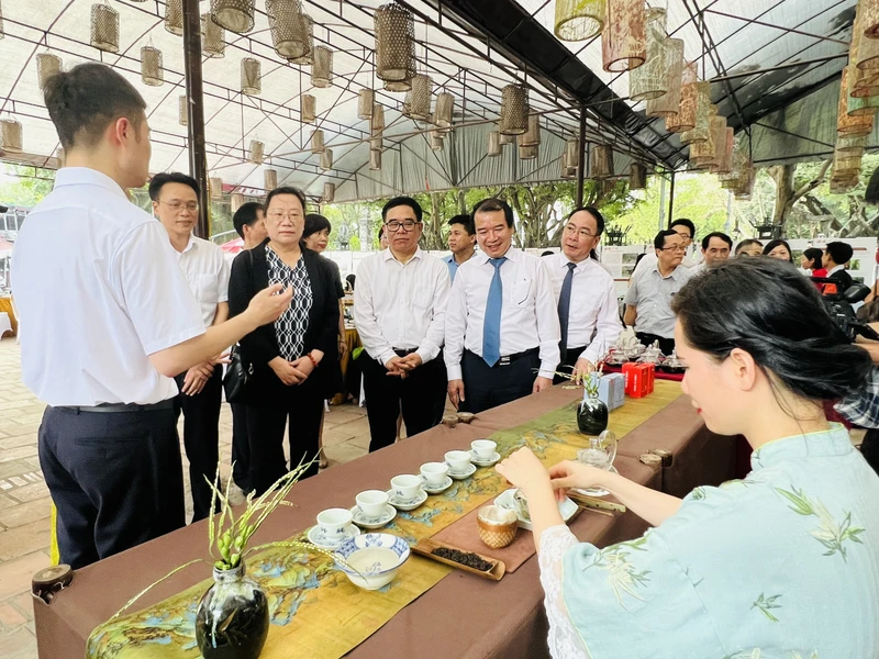 Các đại biểu nghe giới thiệu về nét đẹp văn hóa trà.