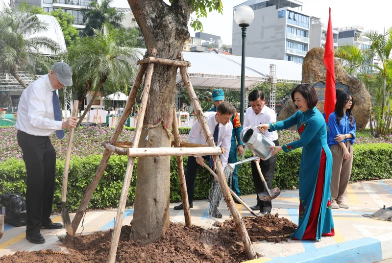 Các đại biểu tham gia chương trình Trồng cây hữu nghị.
