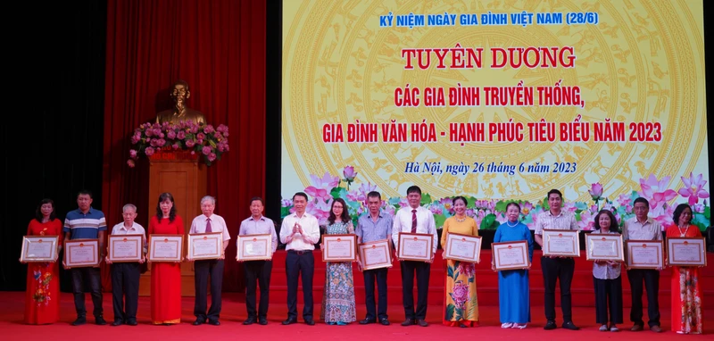 Hà Nội tôn vinh những gia đình giữ gìn nét đẹp văn hóa truyền thống, vun đắp những giá trị gia đình trong cuộc sống.