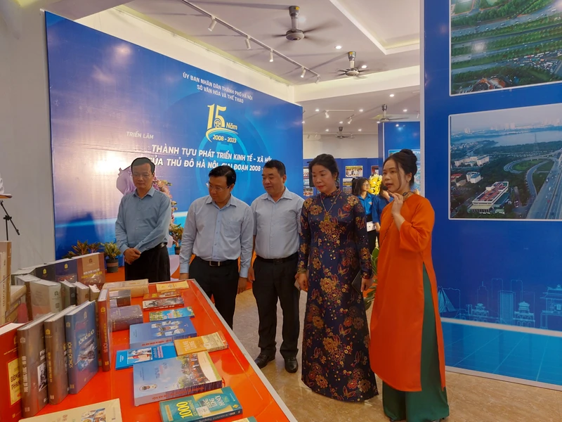 Các đại biểu tham quan triển lãm.