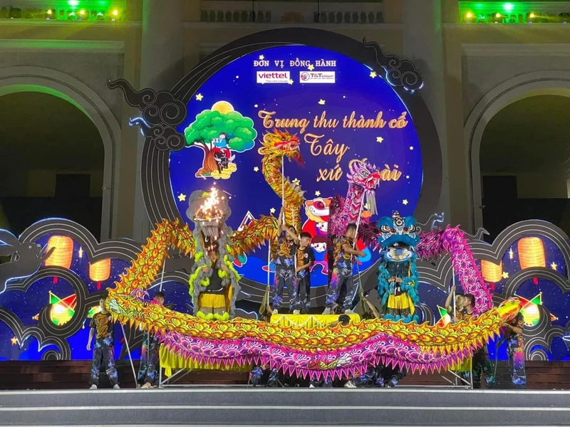 Biểu diễn múa rồng trong đêm hội “Trung thu Thành cổ - Sơn Tây, xứ Đoài” .