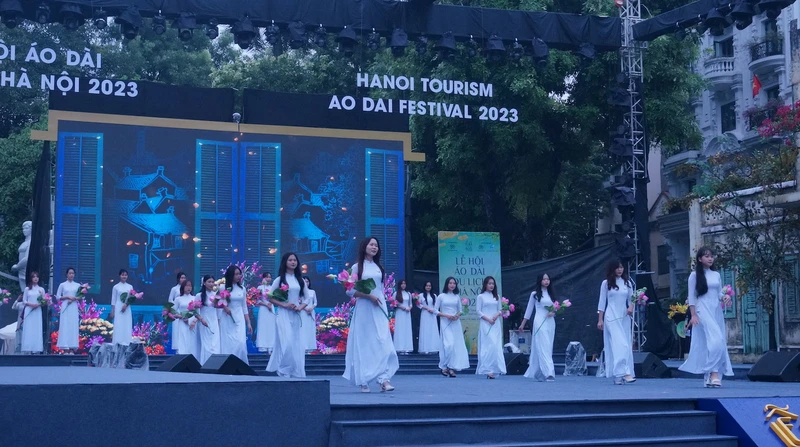 Thiếu nữ Hà thành duyên dáng trong tà áo dài trên sân khấu.